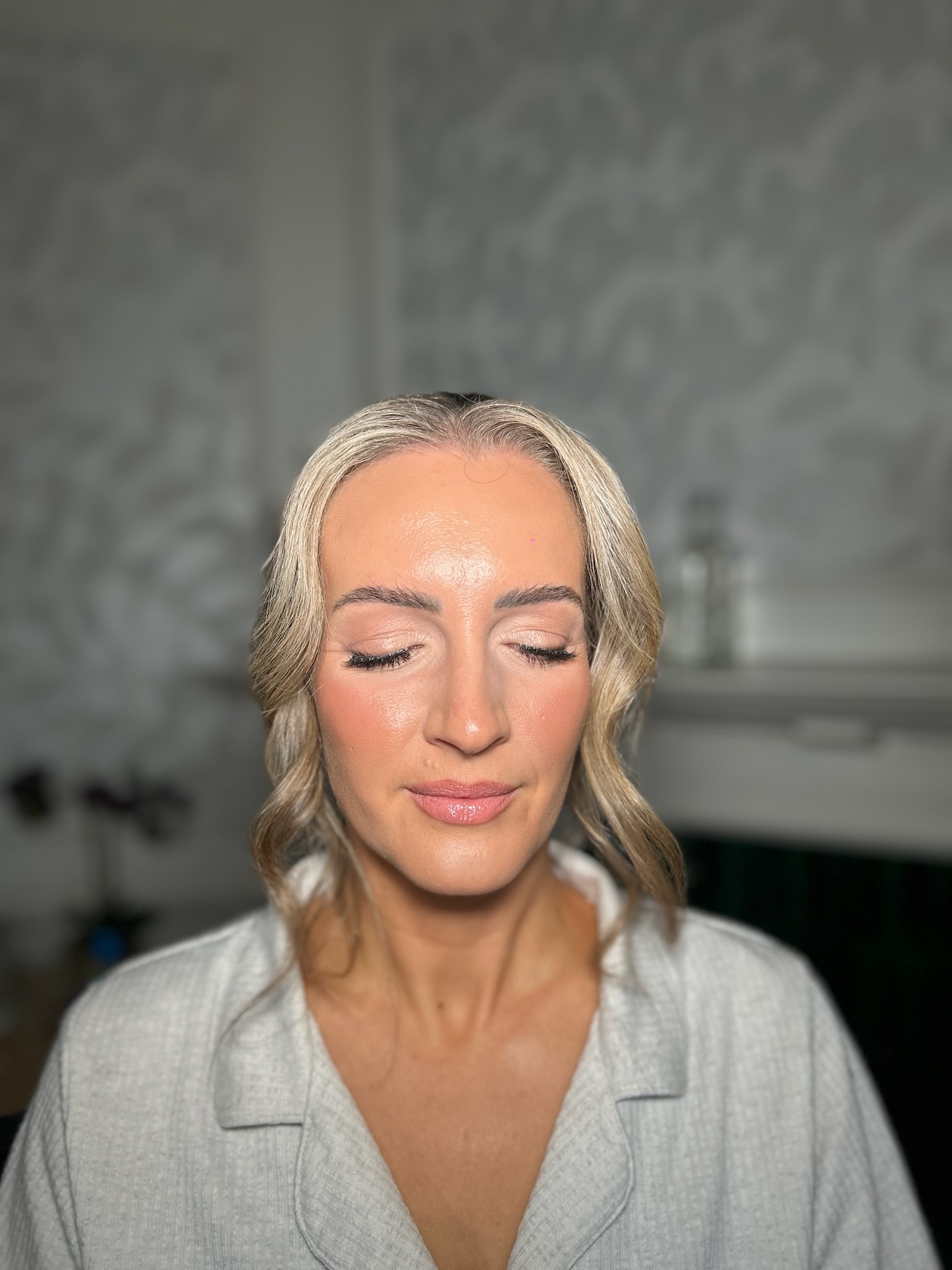 Full glam makeup with dramatic eyes and flawless base