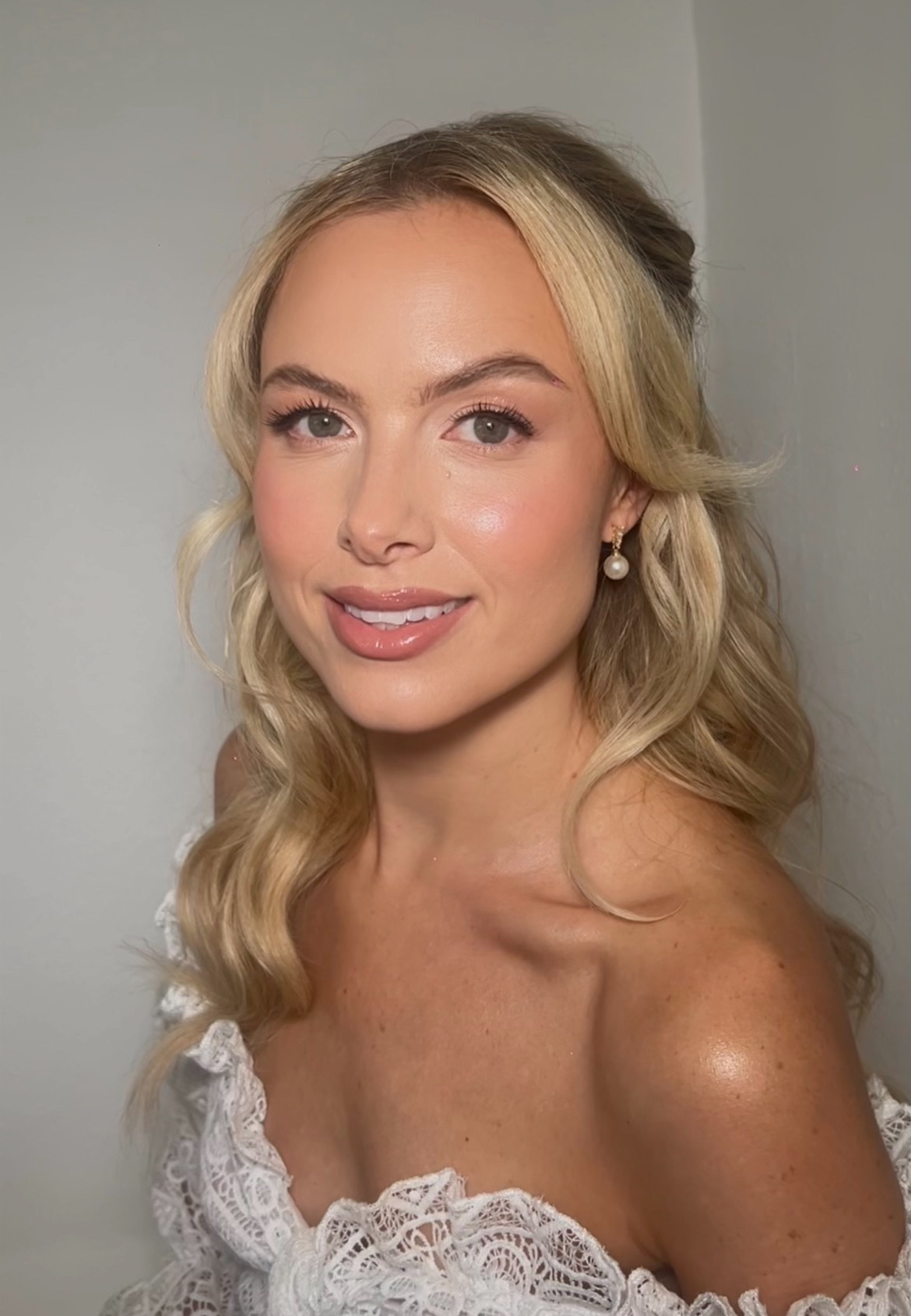 Glamorous evening makeup with smokey eye