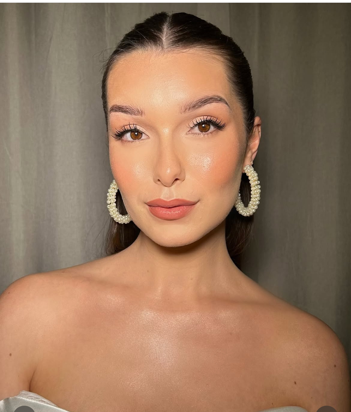 Fresh natural makeup look with dewy skin