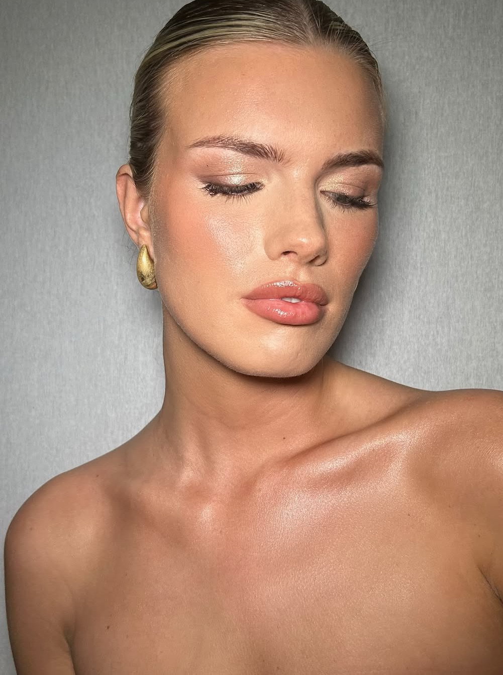 Soft natural makeup enhancing facial features