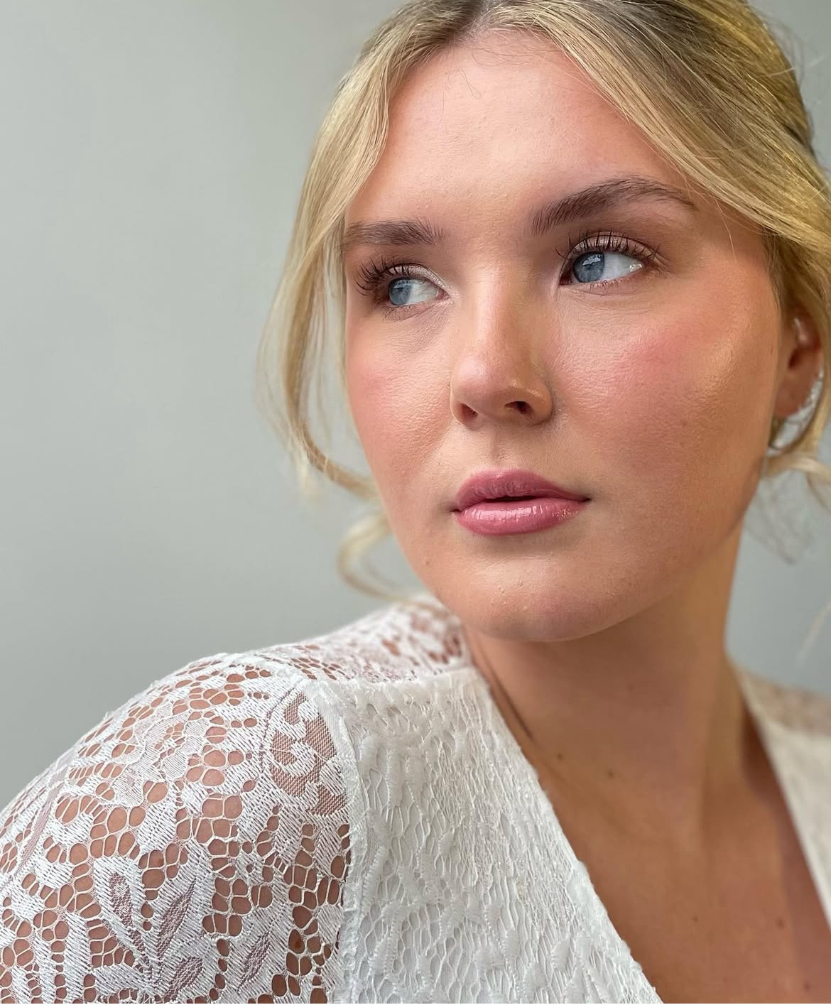 Dreamy bridal makeup with soft pink tones